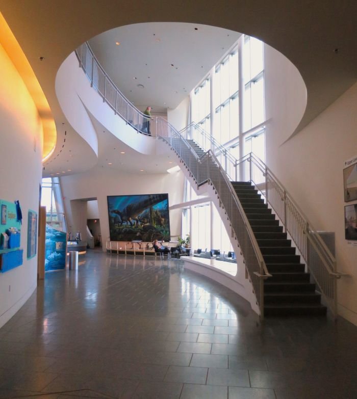 A large room Description automatically generated