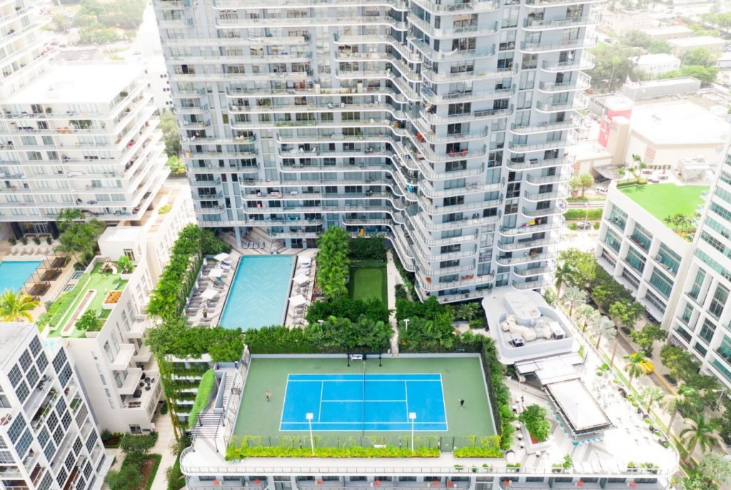 A large white building Description automatically generated