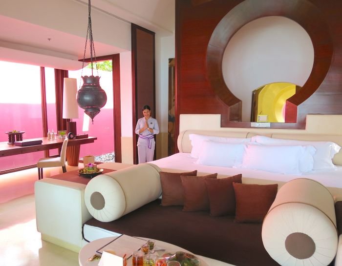 A living room filled with furniture and a mirror

Description automatically generated