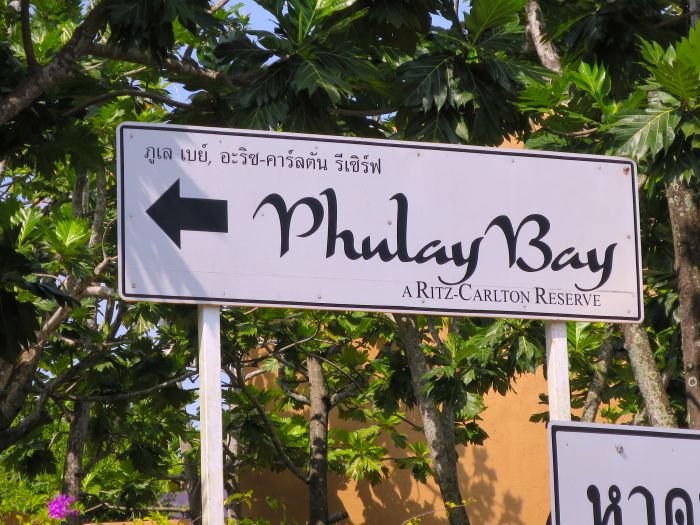 A sign on a pole

Description automatically generated